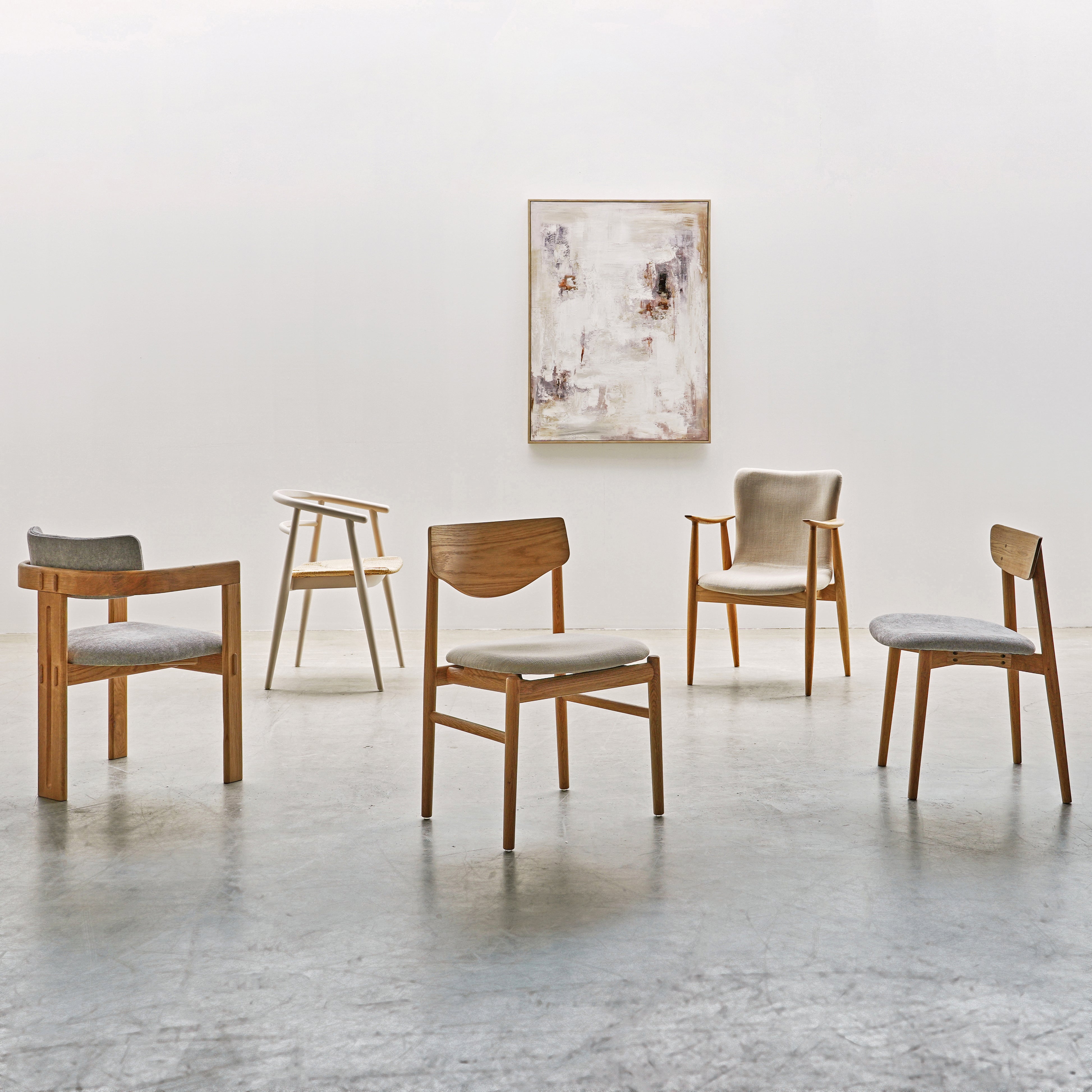 Designstühle Osaka, Søndervig, Celeste und Korobi aus heller Eiche mit Polsterung, arrangiert in einem minimalistischen, nordisch inspirierten Raum – exklusive Stuhlkollektion bei Sinnerup.