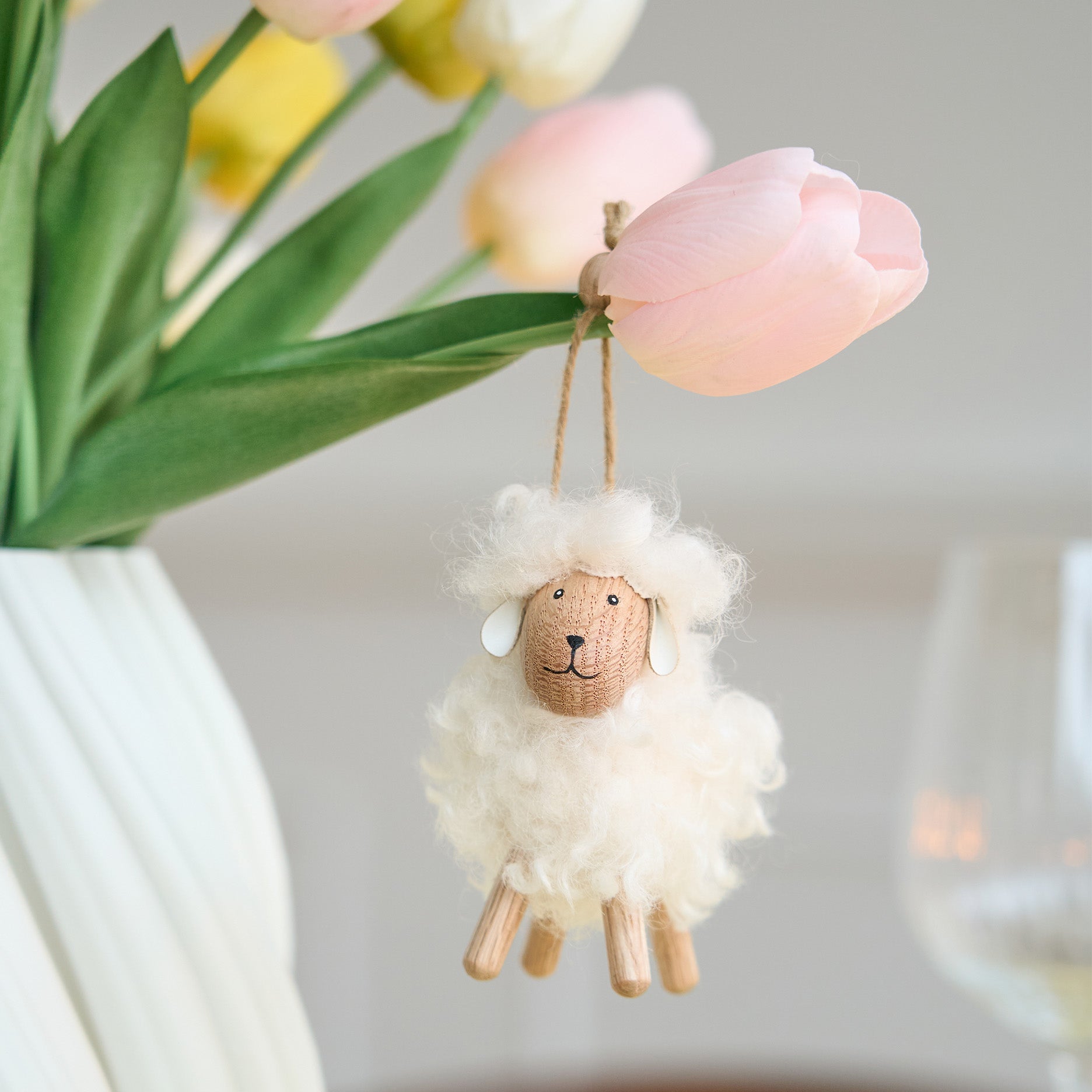 Hängendes Holzschaf