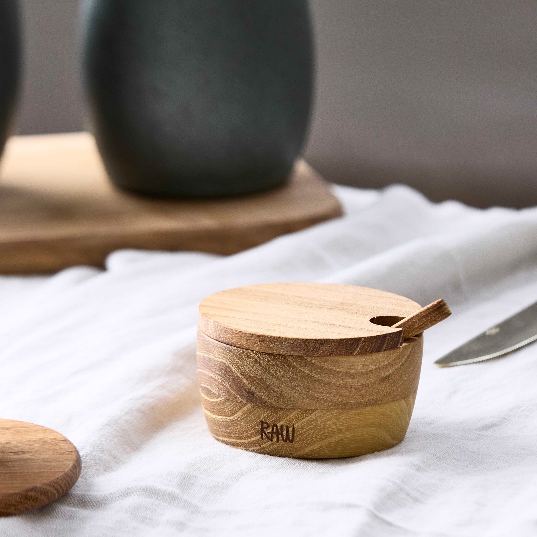 RAW Salzgefäß mit Deckel und Löffel Teak