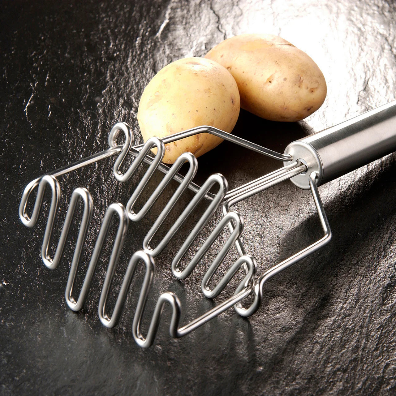 Kartoffelstampfer mit Federmechanismus