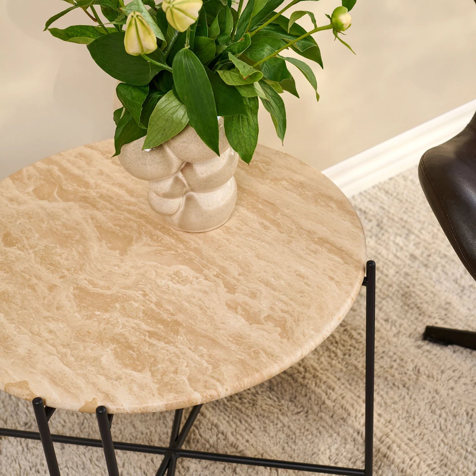 Viola III Sofatisch aus Travertin Ø60