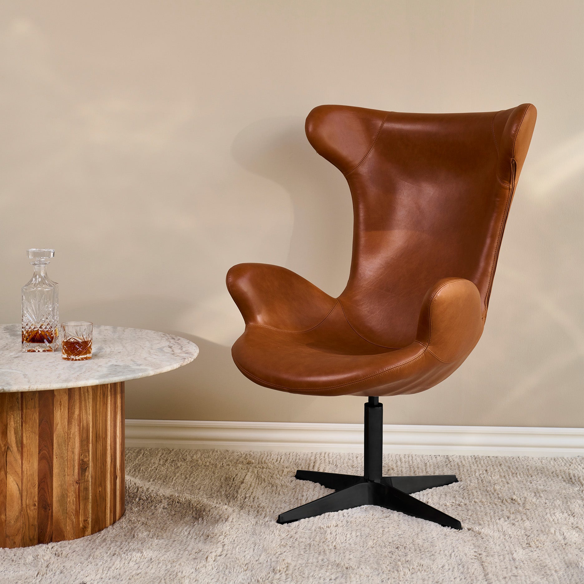 Victor Loungesessel Leder m. schwarzem Drehsockel