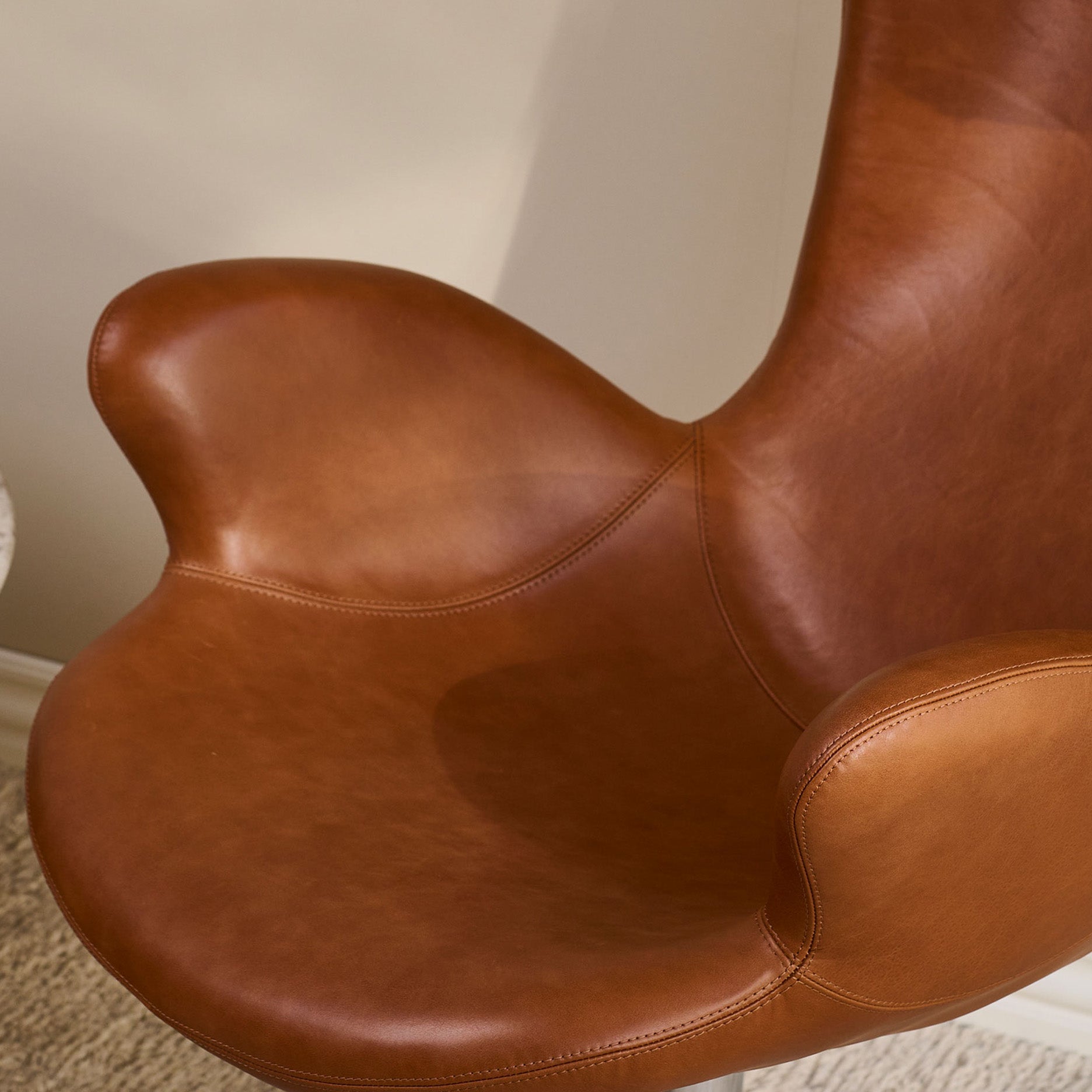 Victor Loungesessel Leder m. schwarzem Drehsockel