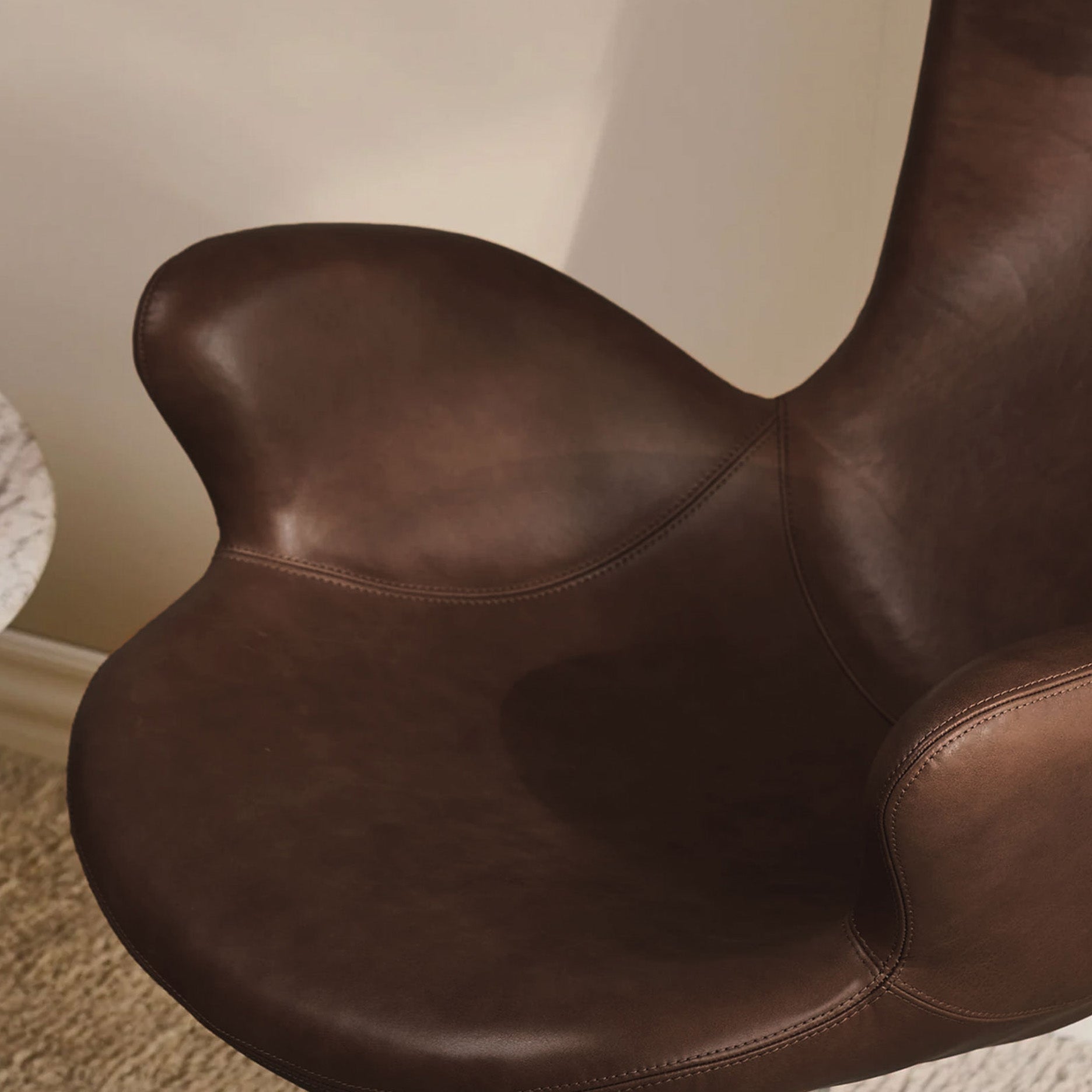 Victor Loungesessel Leder m. schwarzem Drehsockel