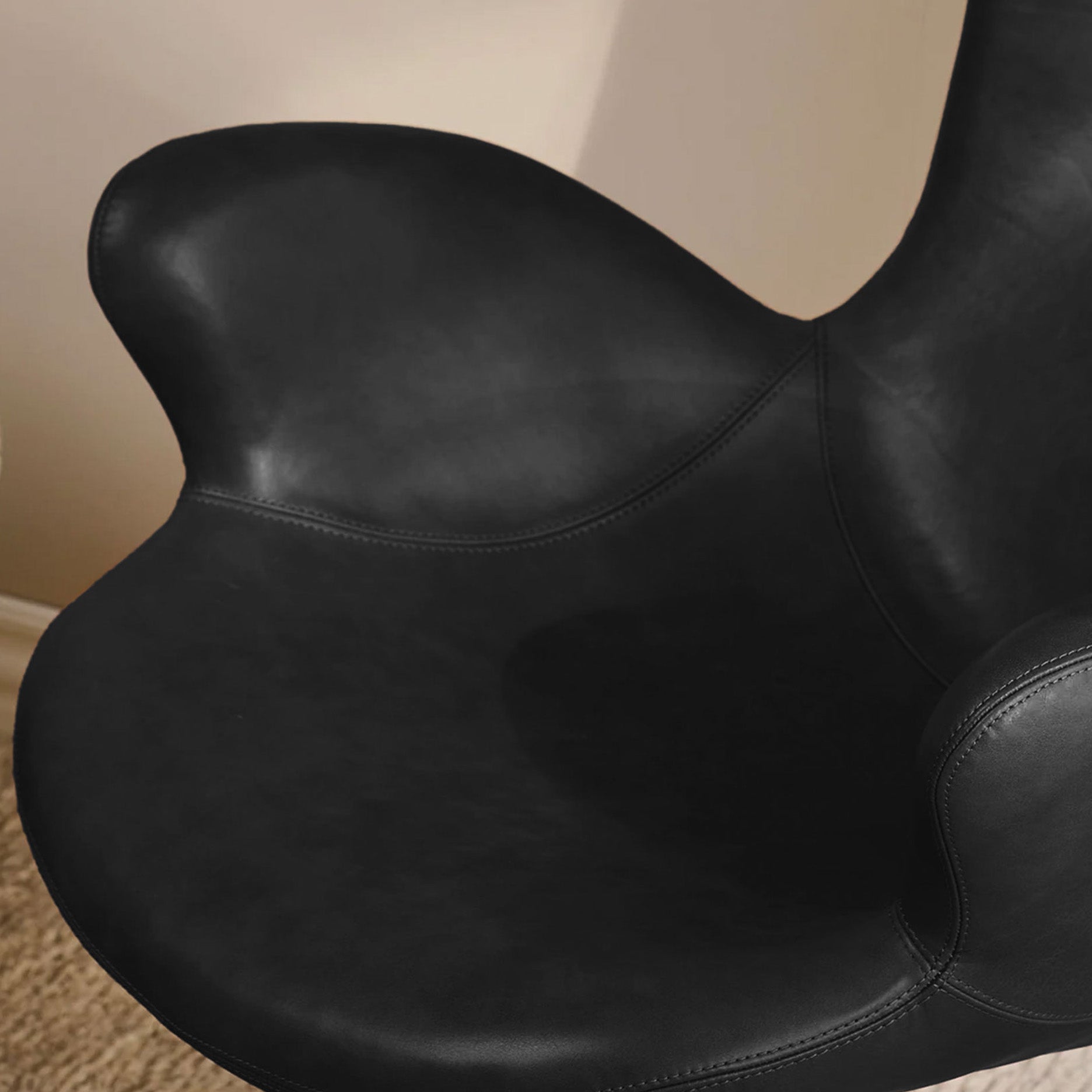 Victor Loungesessel Leder m. schwarzem Drehsockel