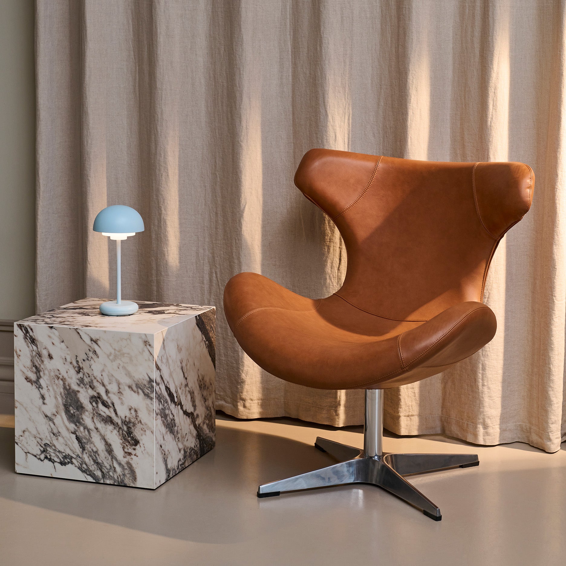 Kato Loungesessel Leder m. verchromtem Drehsockel