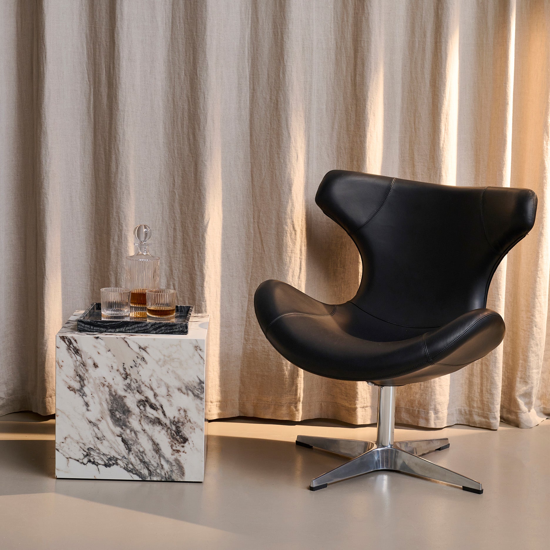 Kato Loungesessel Leder m. verchromtem Drehsockel