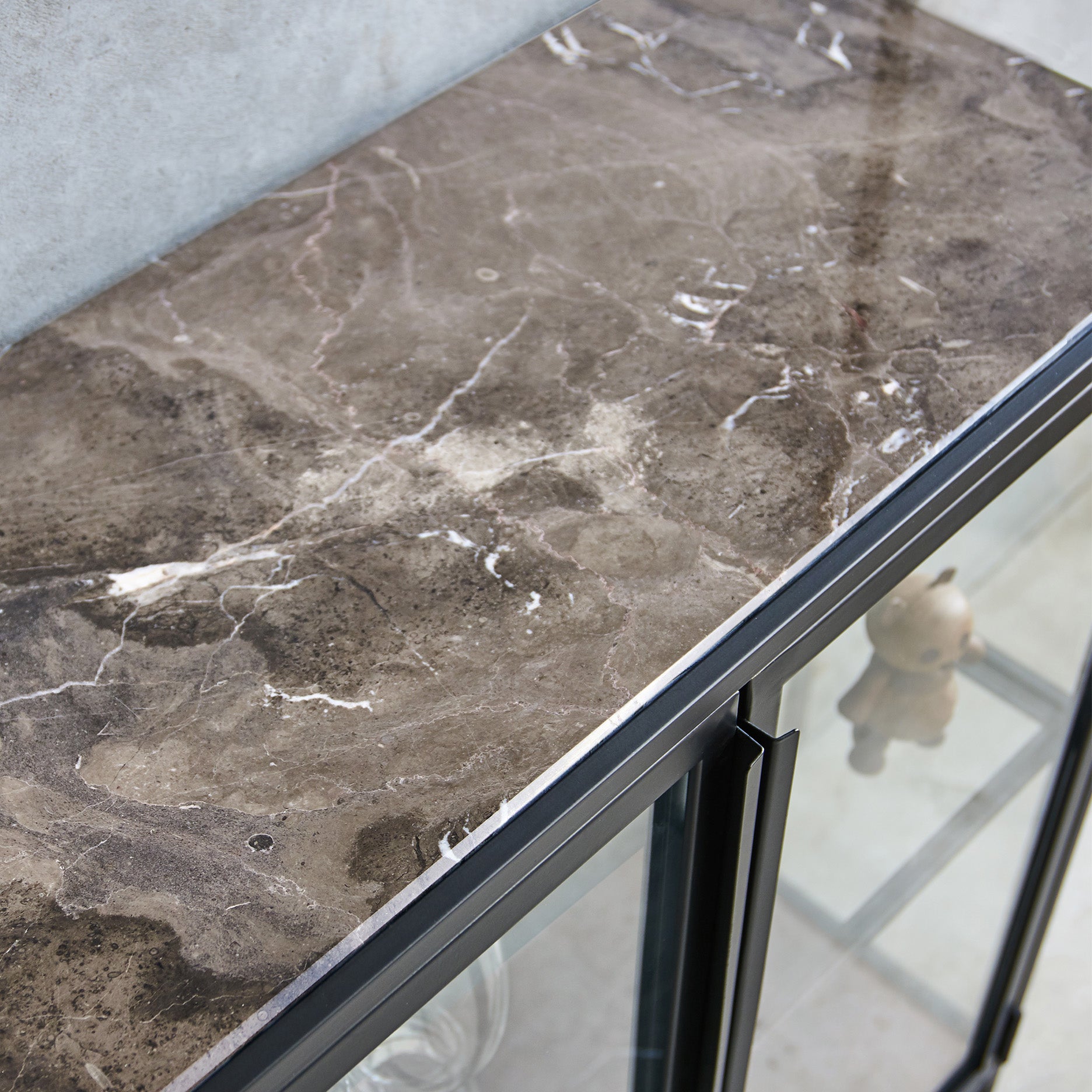 Mason II Vitrinenschrank – schwarzes Metall