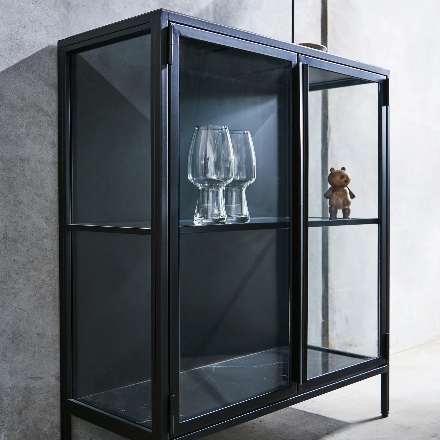 Mason II Vitrinenschrank – schwarzes Metall