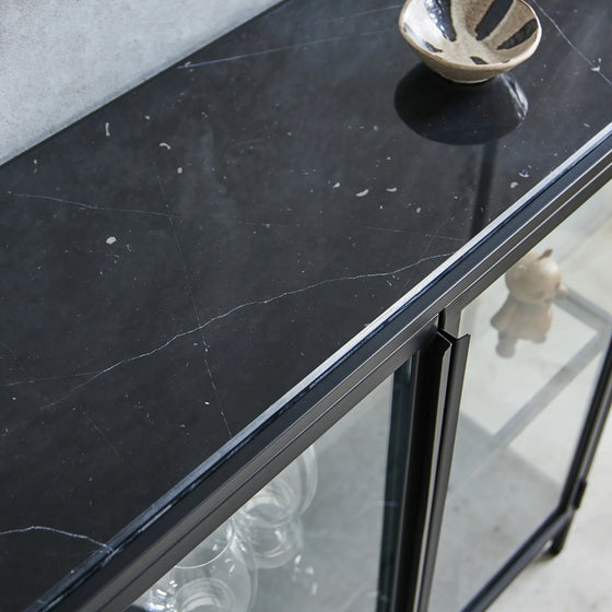 Mason II Vitrine Marmor Schwarz