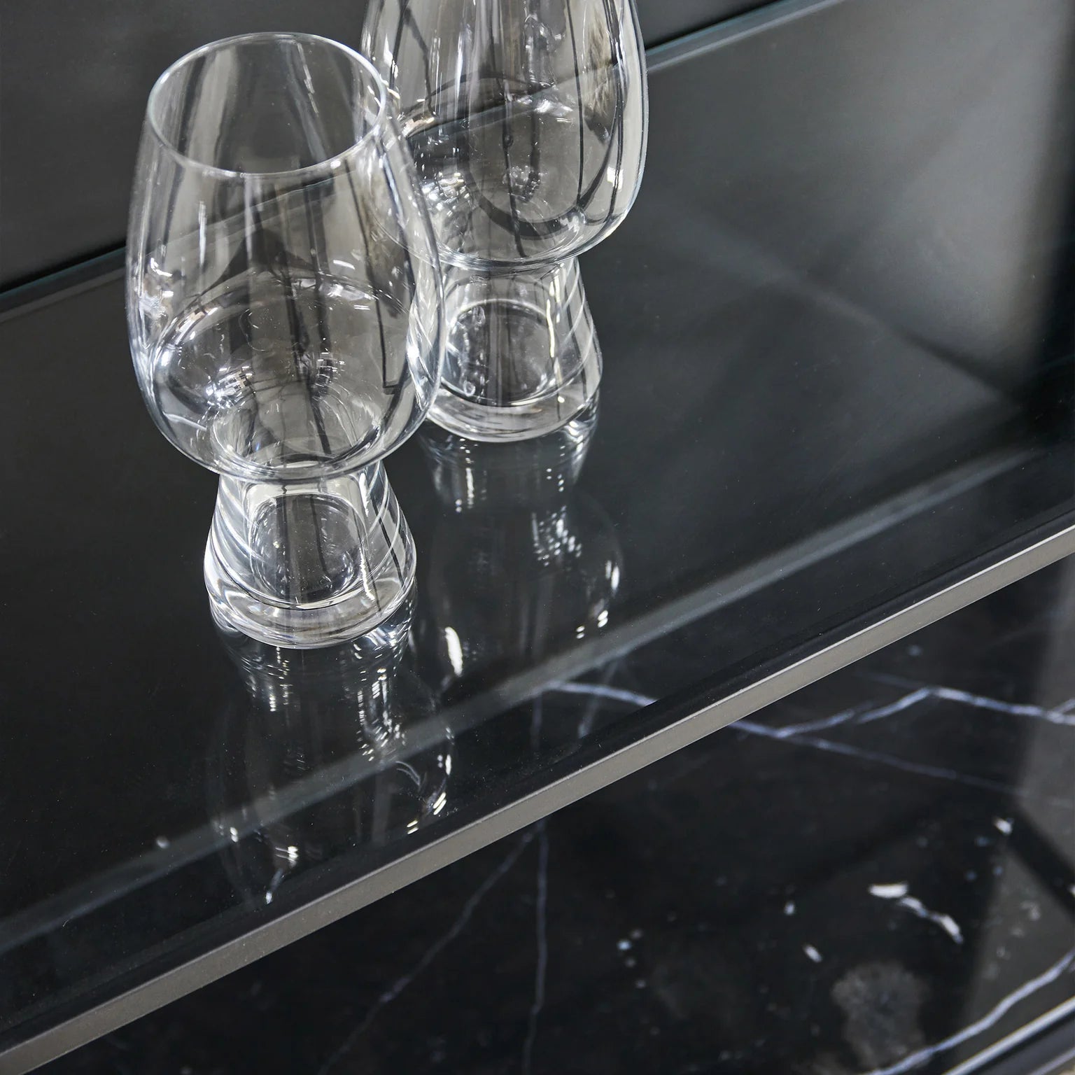 Mason II Vitrinenschrank – schwarzes Metall