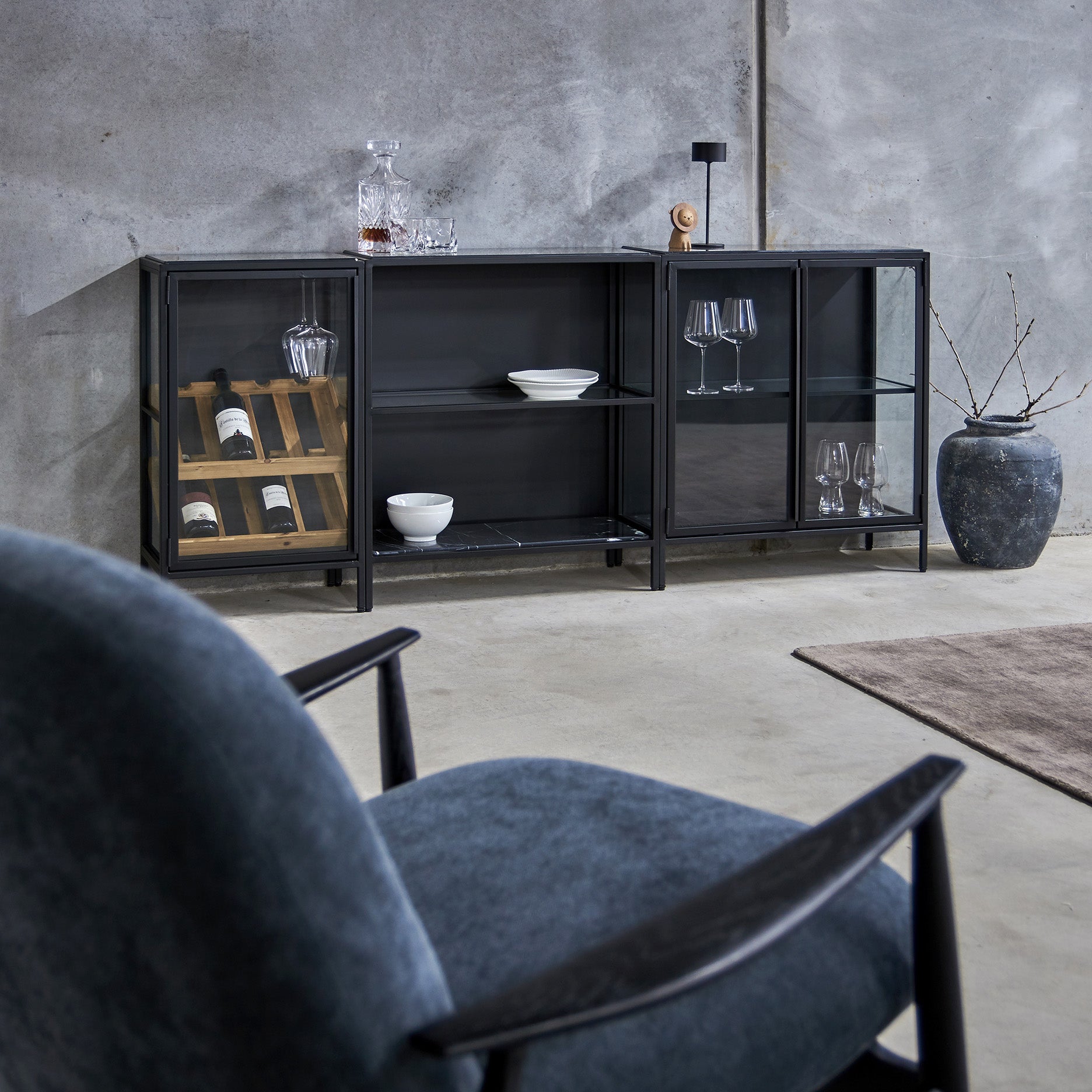 Mason II Vitrinenschrank – schwarzes Metall