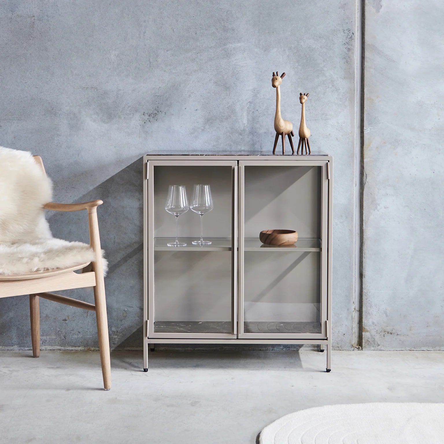 Mason II Vitrinenschrank – hellbraunes Metall