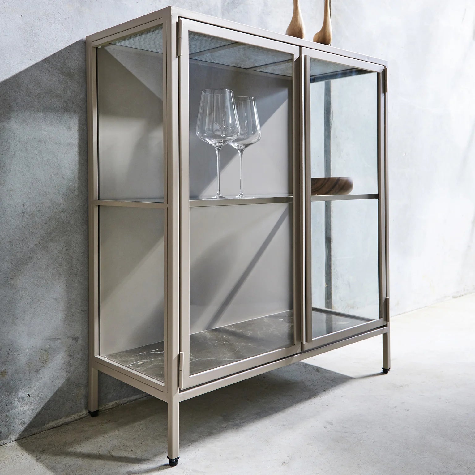 Mason II Vitrinenschrank – hellbraunes Metall