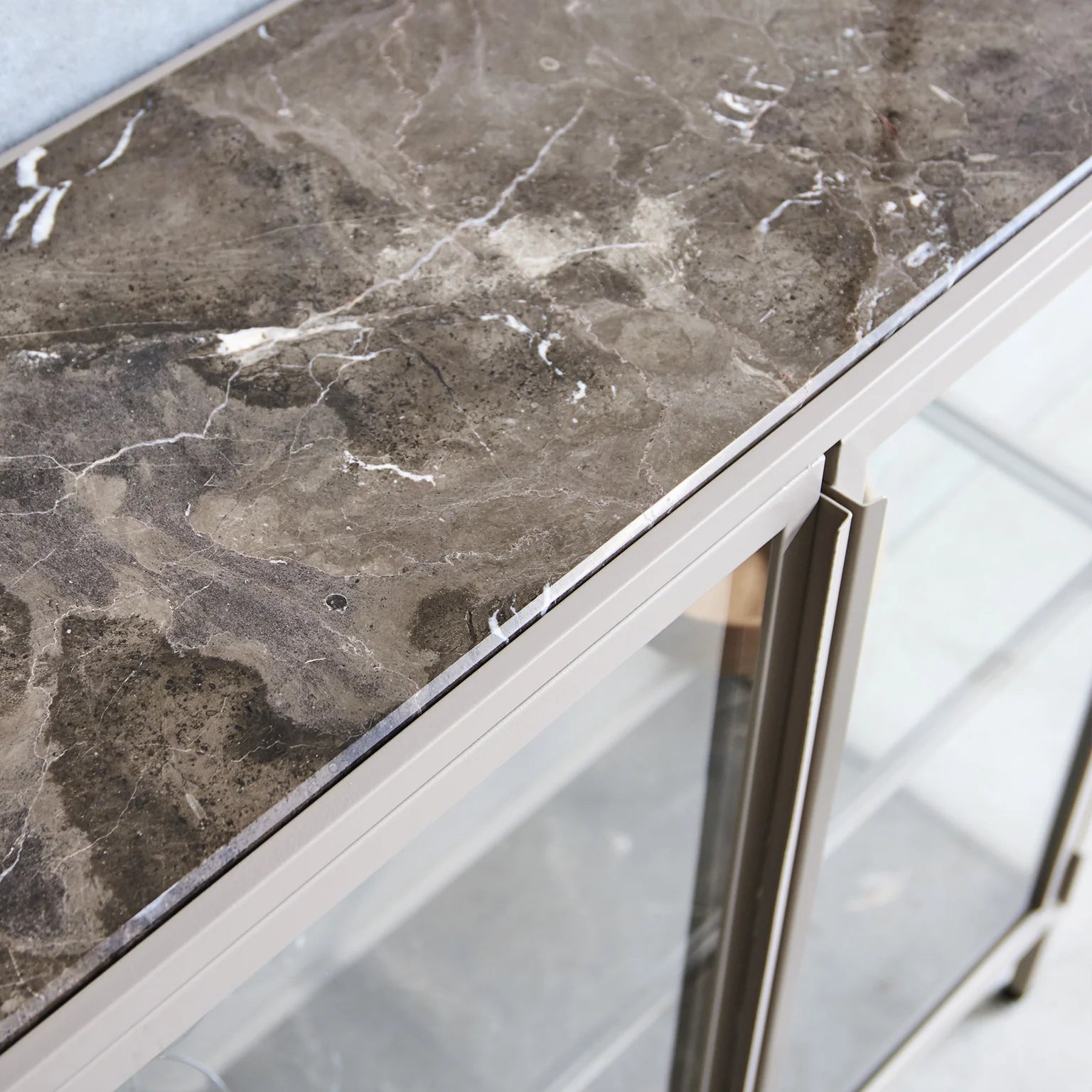 Mason II Vitrinenschrank – hellbraunes Metall