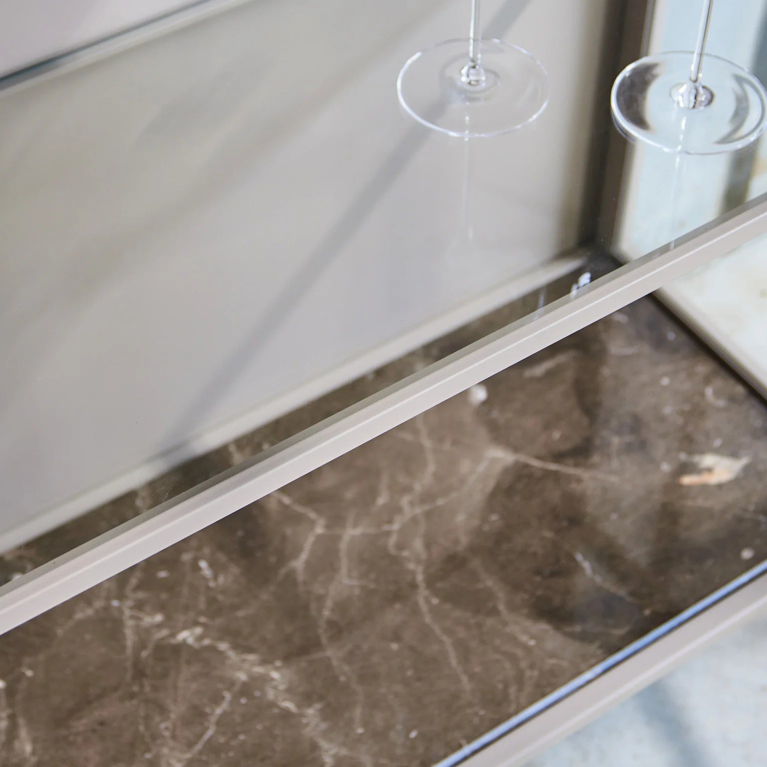 Mason II Vitrinenschrank – hellbraunes Metall