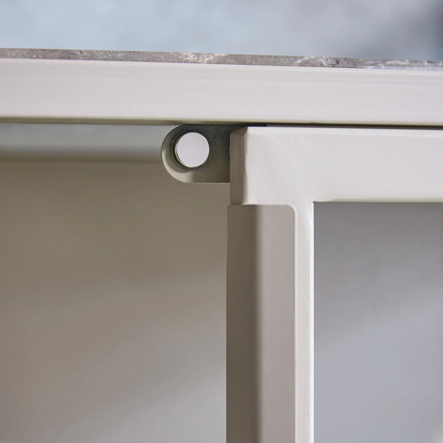 Mason II Vitrinenschrank – hellbraunes Metall