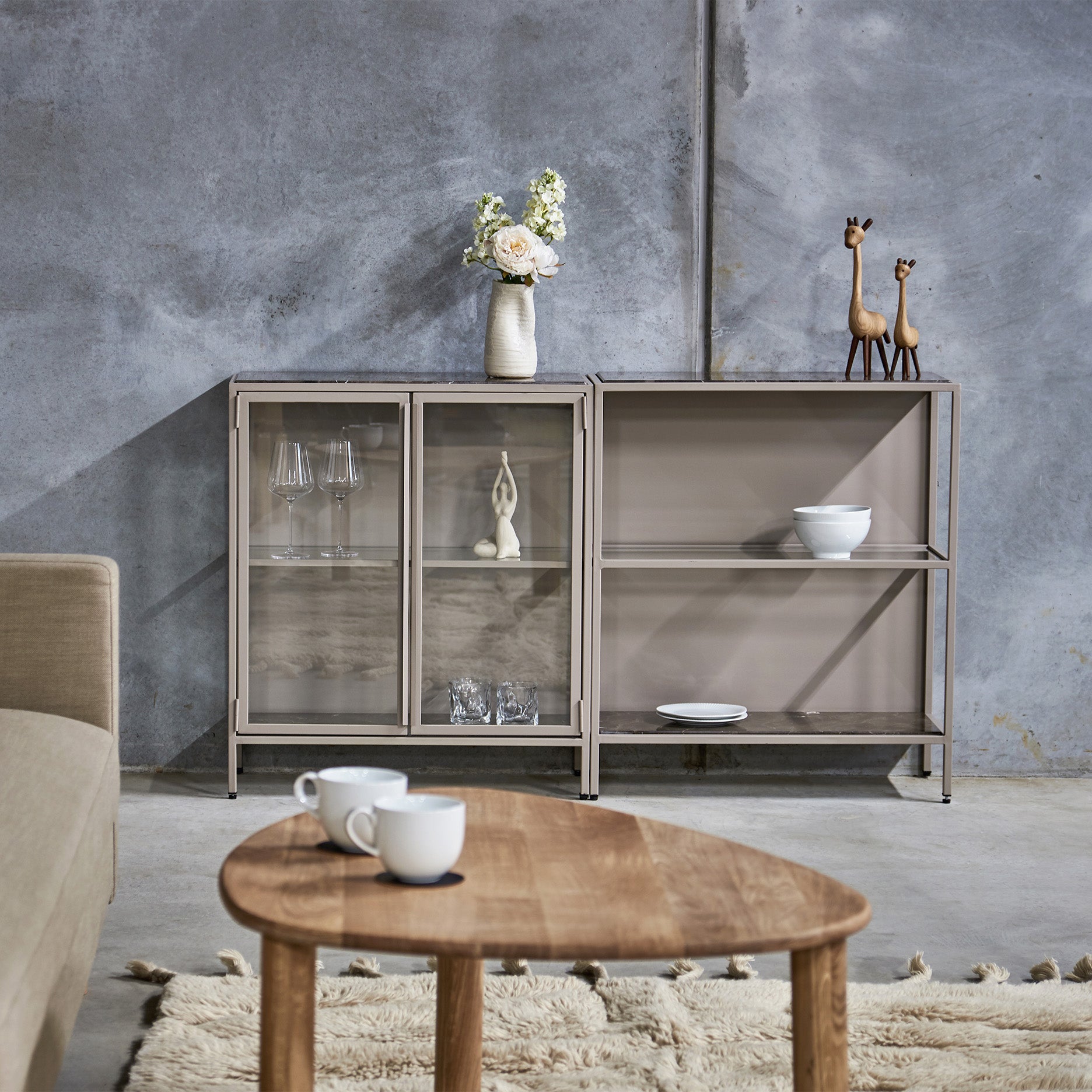 Mason II Vitrinenschrank – hellbraunes Metall