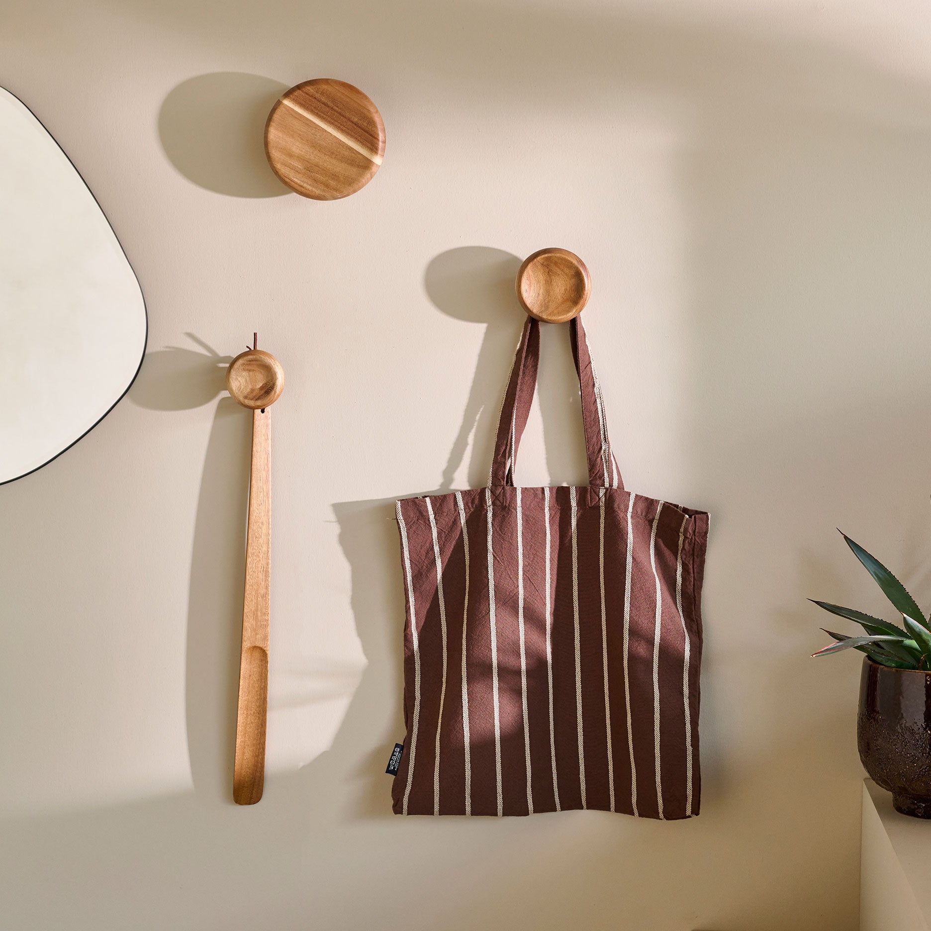 Auri Schuhanzieher aus Akazienholz