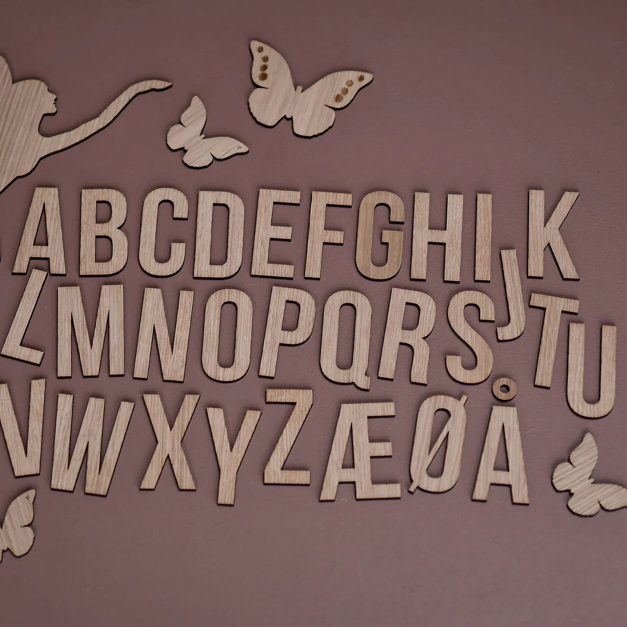Buchstabe N Helles Eichenholz