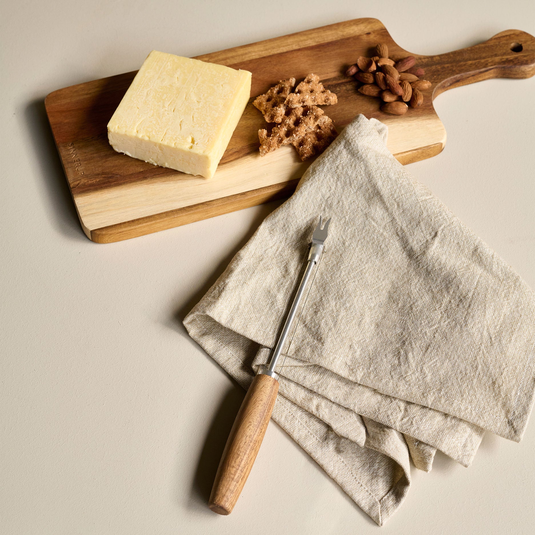 Auri Käsehobel aus Akazienholz