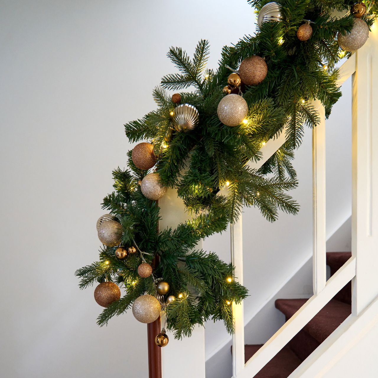 Lichterkette mit Weihnachtskugeln