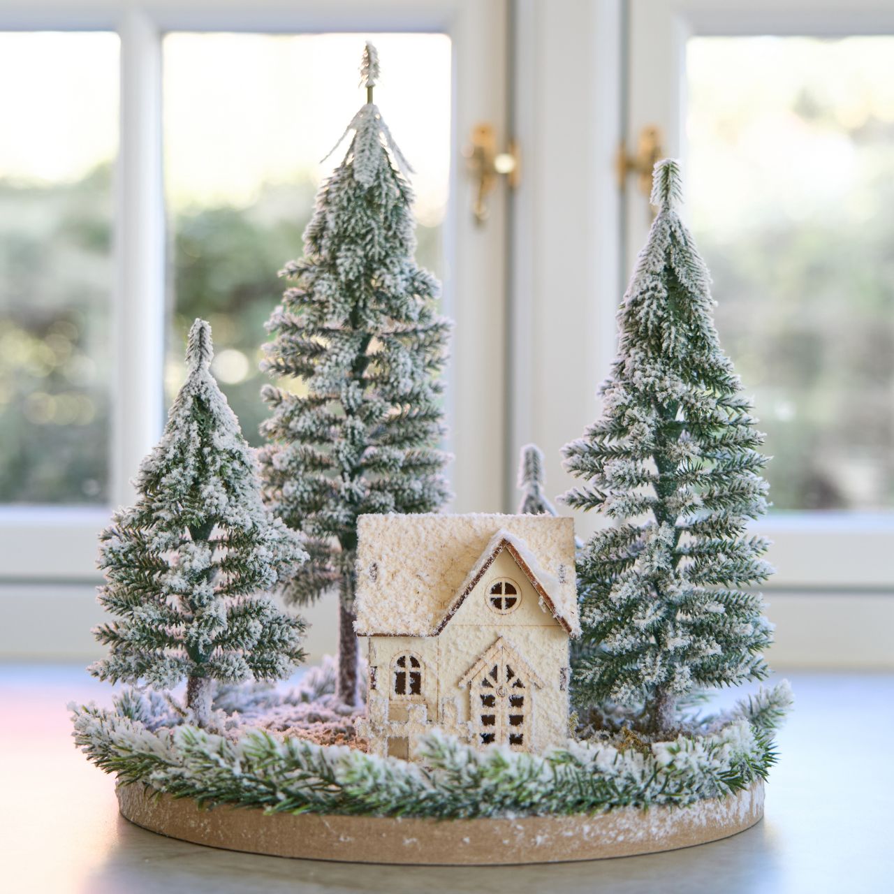 Skovly Dekoration mit Haus im Wald